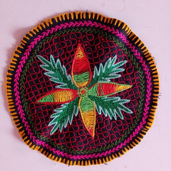 Hand-embroidered rug with multicolored flowers from the Amazon rainforest - Picture 1 of 9